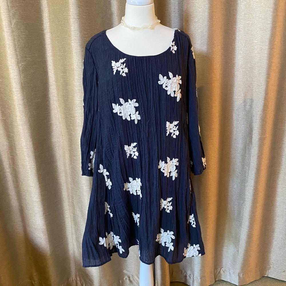 Navy and cream crinkle dress with ¾ sleeve.